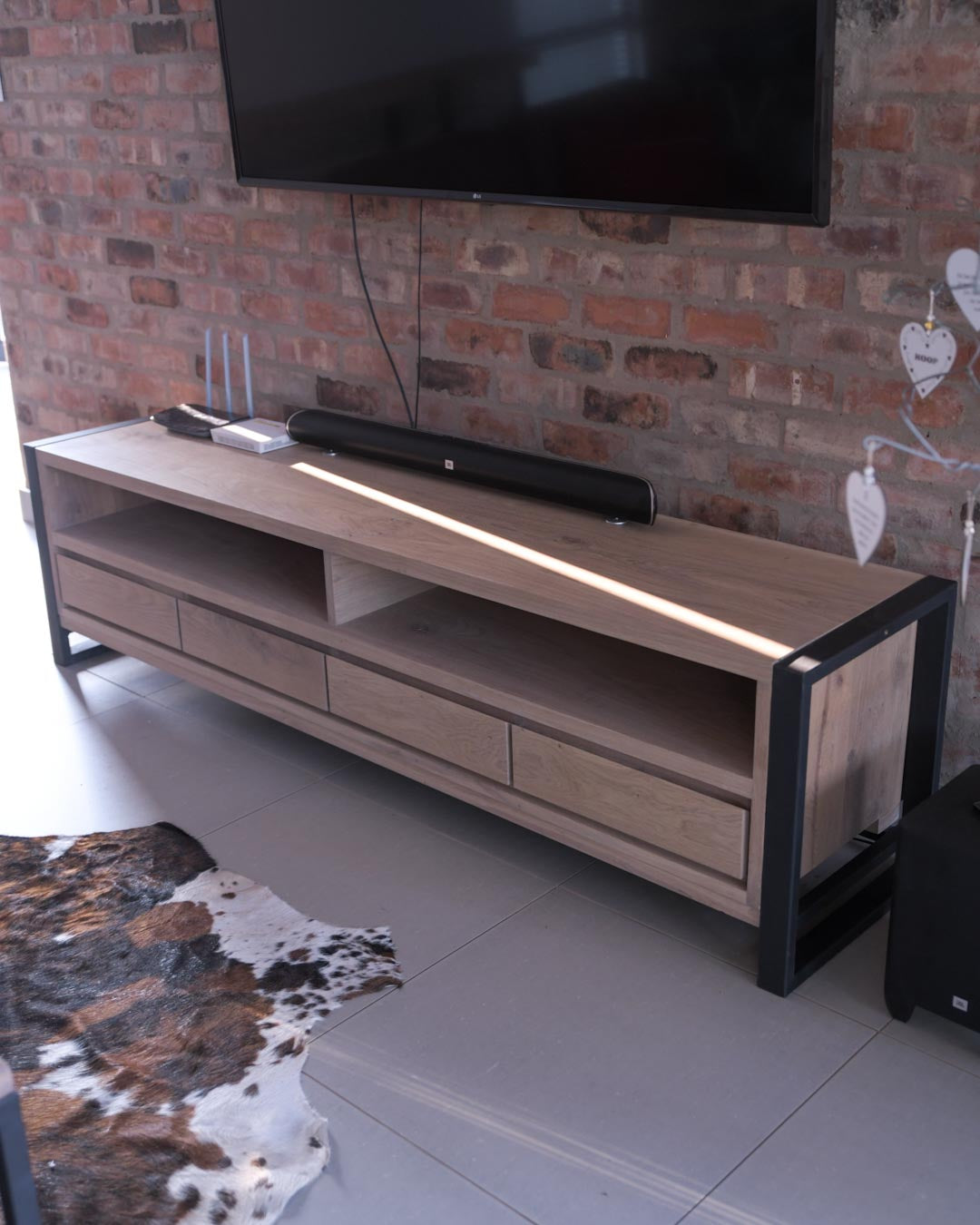 Alain TV Unit